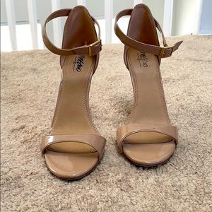 Nude target pumps 👠